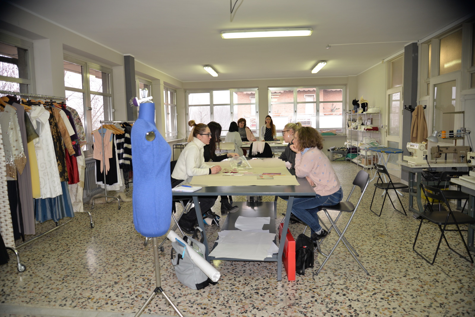 Operatore delle confezioni sarto confezionista al lavoro &ndash; corso professionale Torino